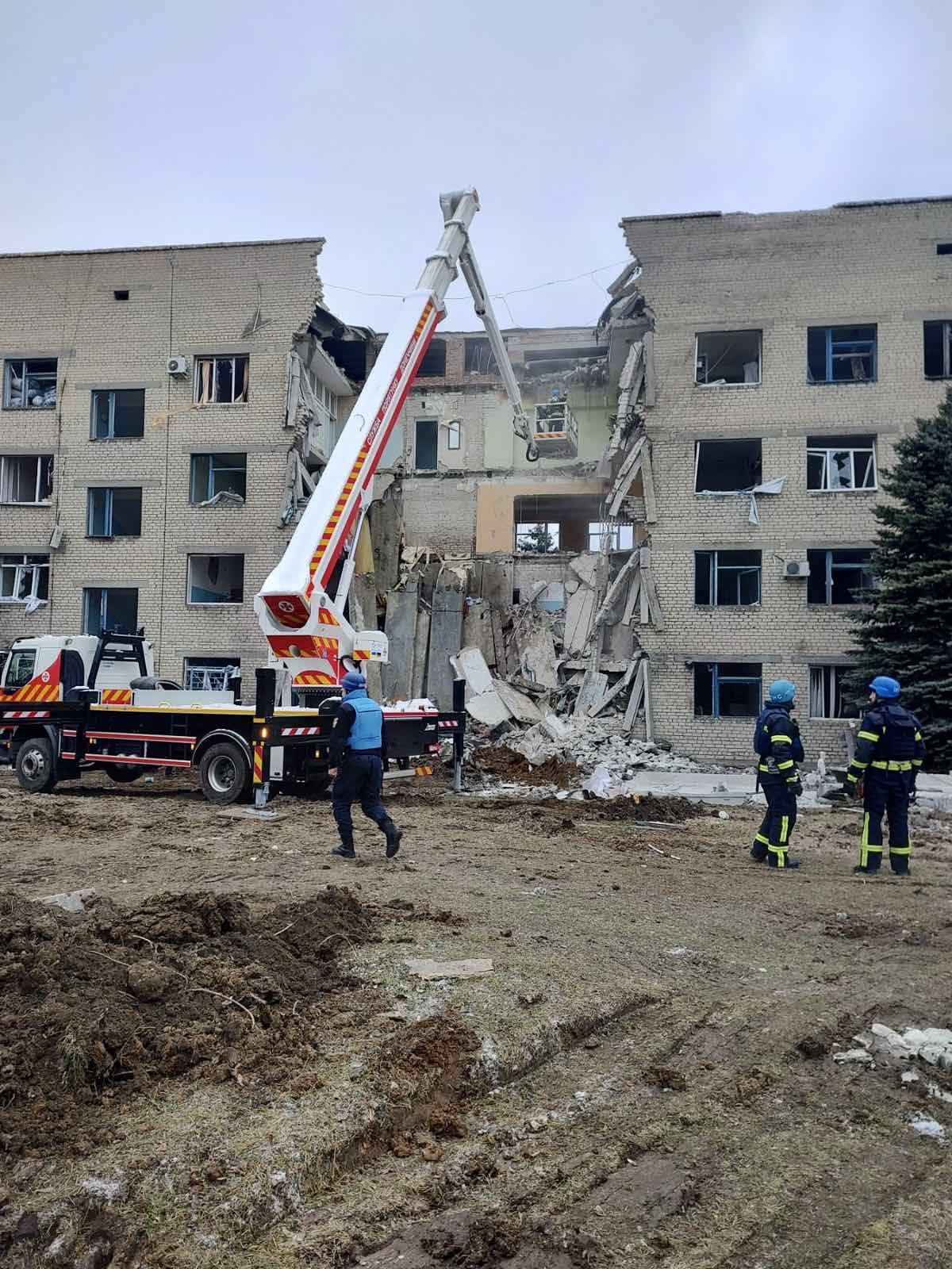 Ми пережили жахливу трагедію, але, завдячуючи згуртованості всього колективу, який героїчно долав її наслідки, рятував пацієнтів, майно, документацію, облаштовуємо нові робочі місця Ми пережили жахливу трагедію, але, завдячуючи згуртованості всього колективу, який героїчно долав її наслідки, рятував пацієнтів, майно, документацію, облаштовуємо нові робочі місця